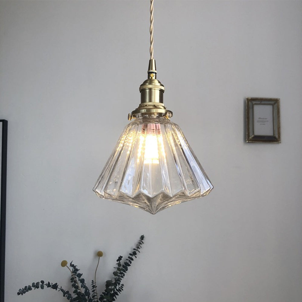 Lampe suspendue en verre ambre dans un salon moderne