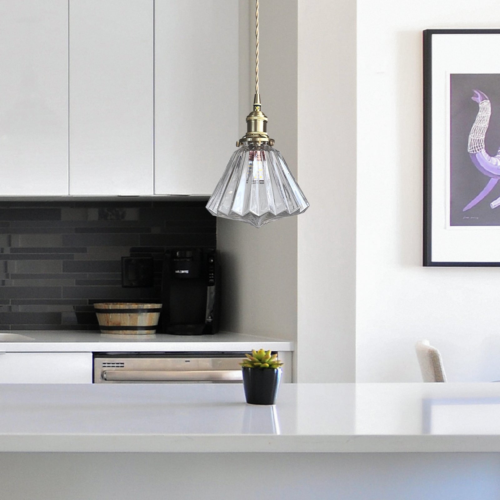 Lampe suspendue installée au-dessus d'un îlot de cuisine