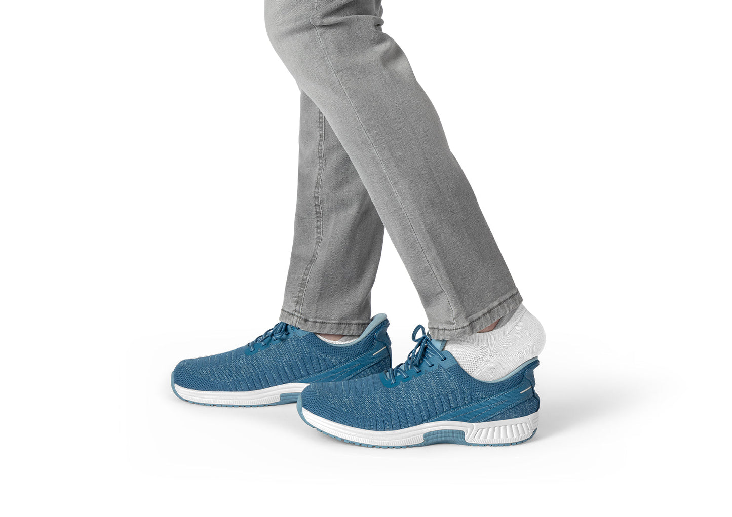 Chaussures sans lacets bleues sur fond blanc, vue latérale