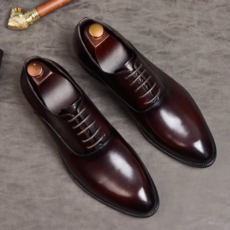 Chaussures Oxford sur fond neutre, silhouette épurée
