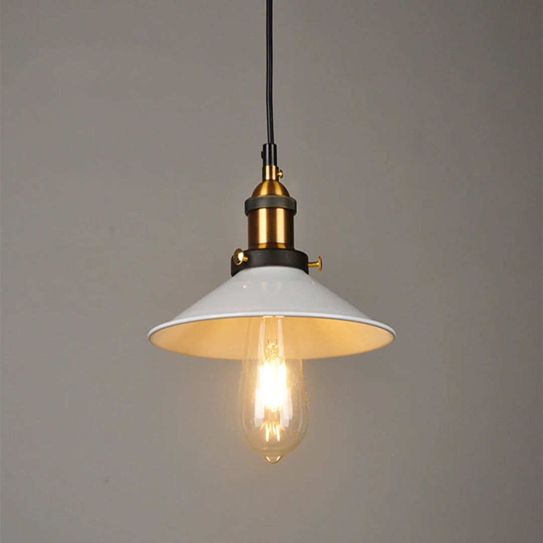 Lampe de plafond industrielle éclairée, diffusant une lumière chaleureuse