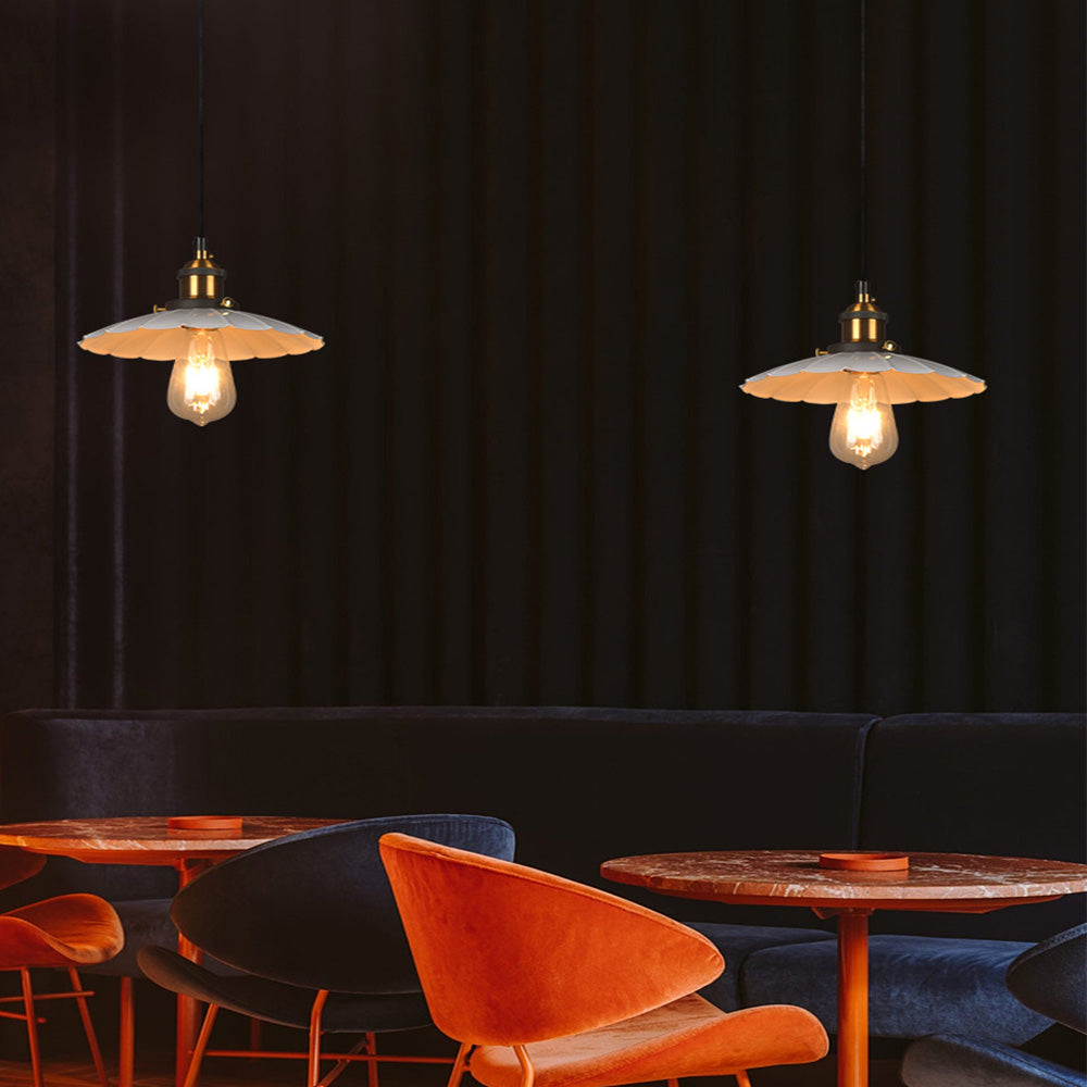 Lampe suspendue au-dessus d'une table à manger, ambiance vintage moderne