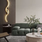 Salon spacieux illuminé par une applique LED artistique
