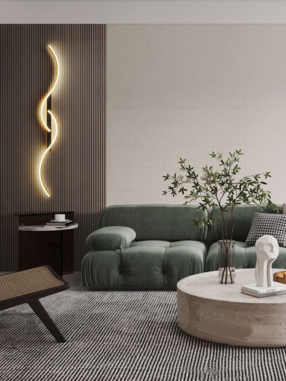 Salon spacieux illuminé par une applique LED artistique