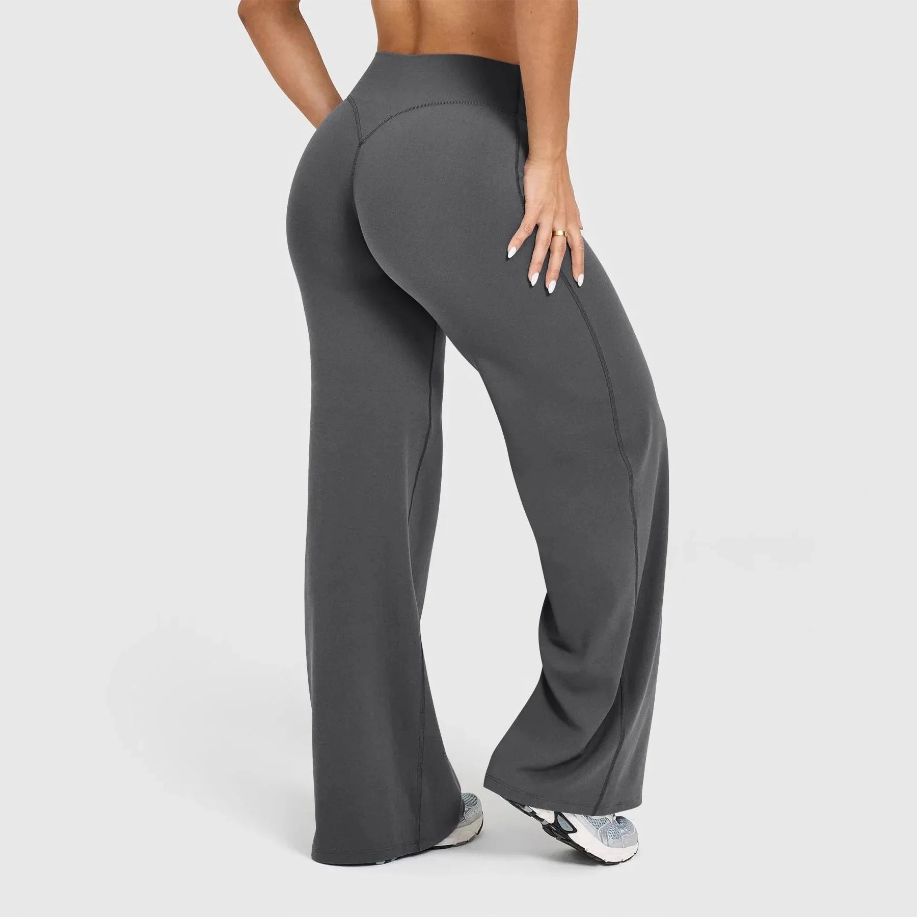 Pantalon de yoga ample, femme en position de yoga