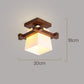 Lampe de plafond en bois dans un couloir