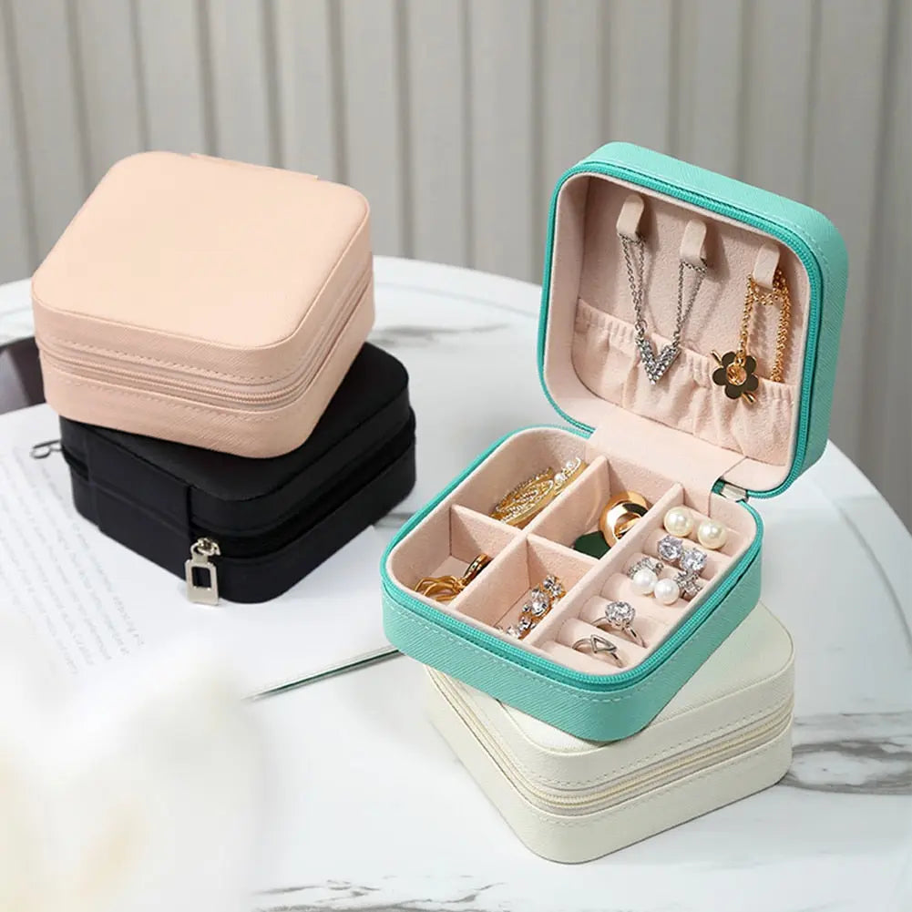 Boîte à bijoux montrant l'intérieur en velours doux