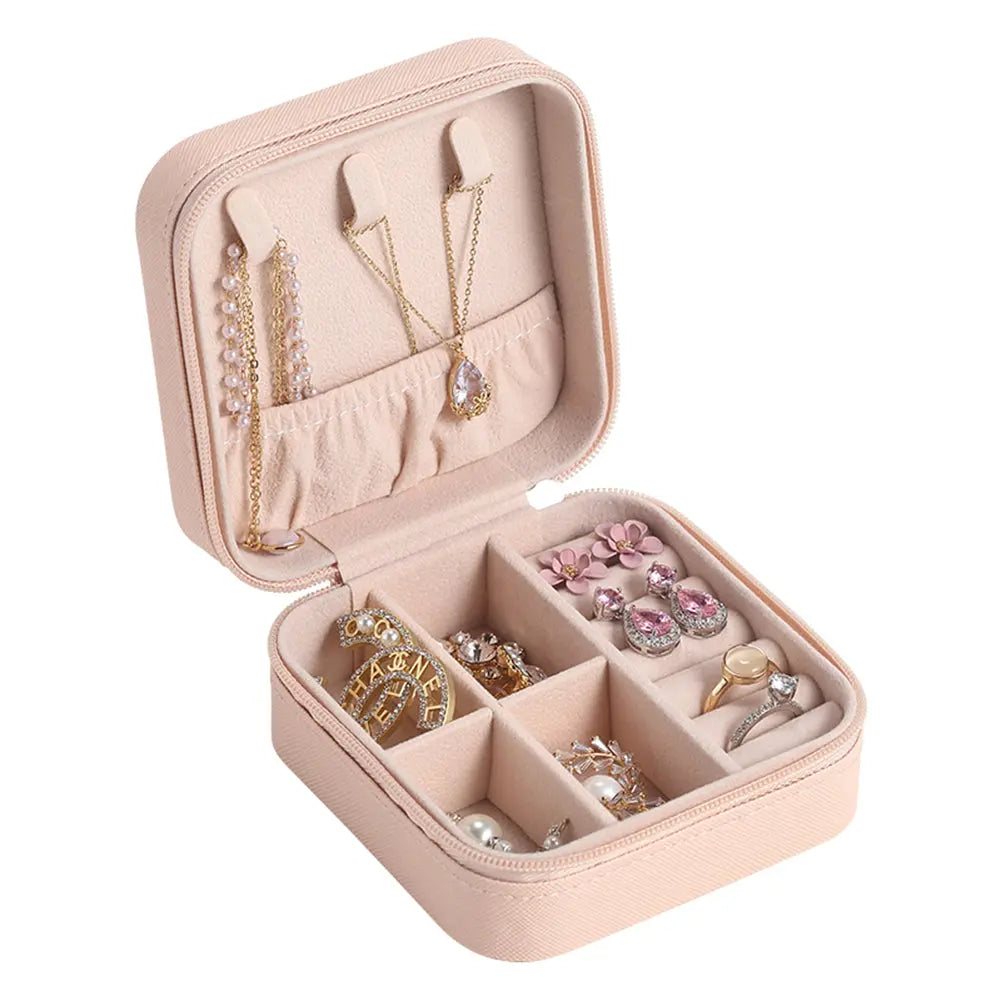 Boîte à bijoux zippée montrant des bijoux organisés