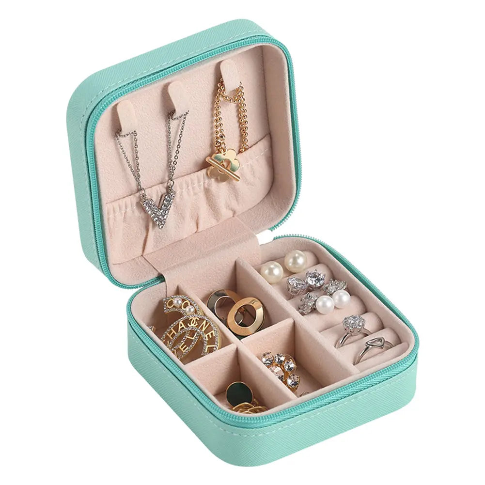 Boîte à bijoux sur une table, dimensions compactes