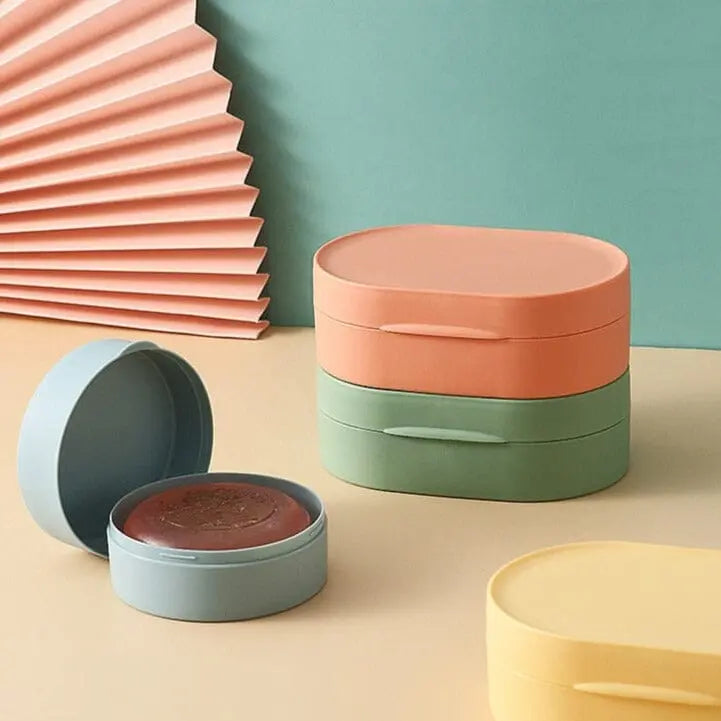 Boîte à savon avec couvercle légèrement ouvert