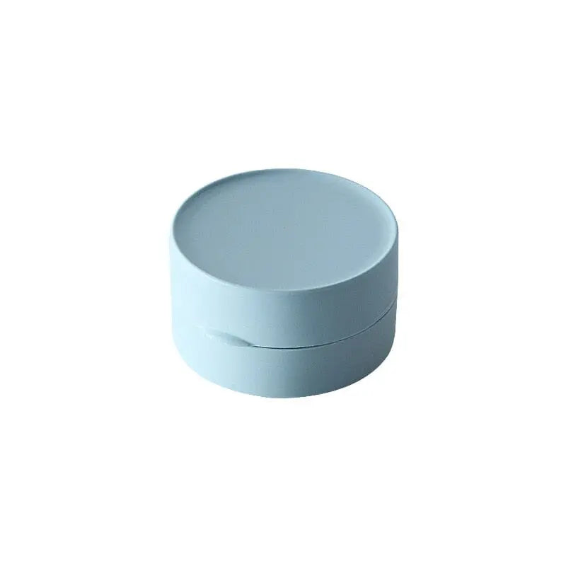 Petite boîte à savon bleue sur une surface plane