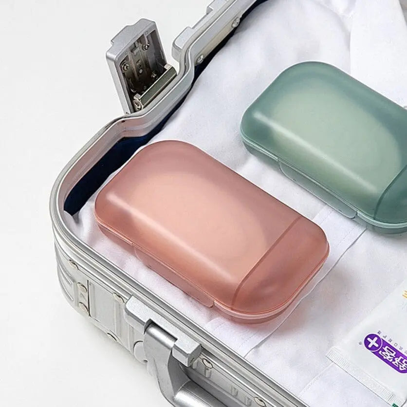 Boîte à savon transparente avec couvercle ouvert, vue de côté