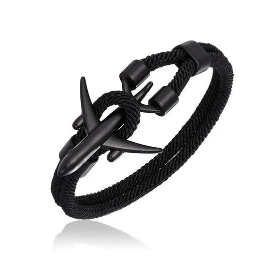 Bracelet noir avec fermoir avion en zinc sur fond blanc