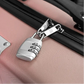 Cadenas à code argenté sur fond blanc, trois chiffres visibles