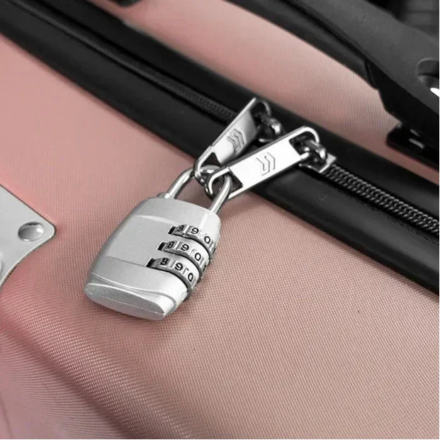 Cadenas à code argenté sur fond blanc, trois chiffres visibles