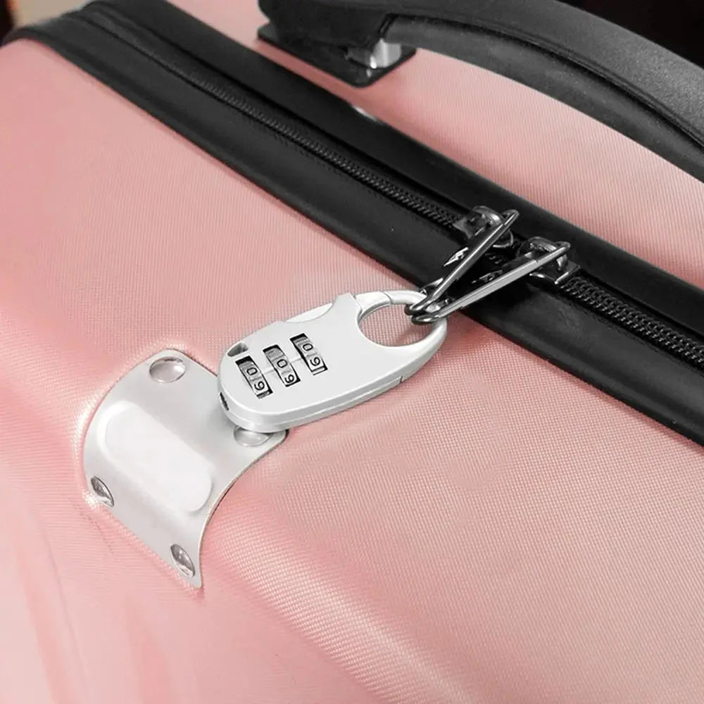 Cadenas à code trois chiffres sur fond blanc