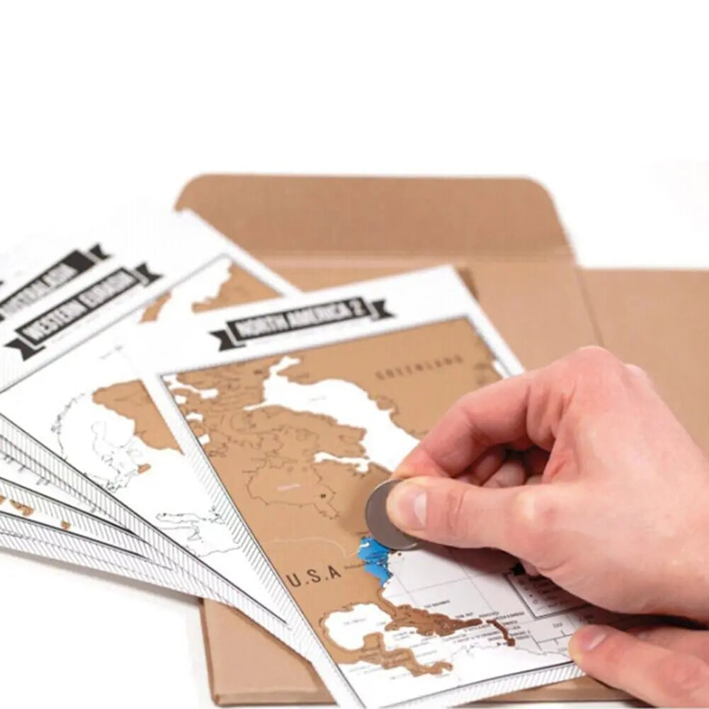 Carnet ouvert montrant des pages de notes et de cartes