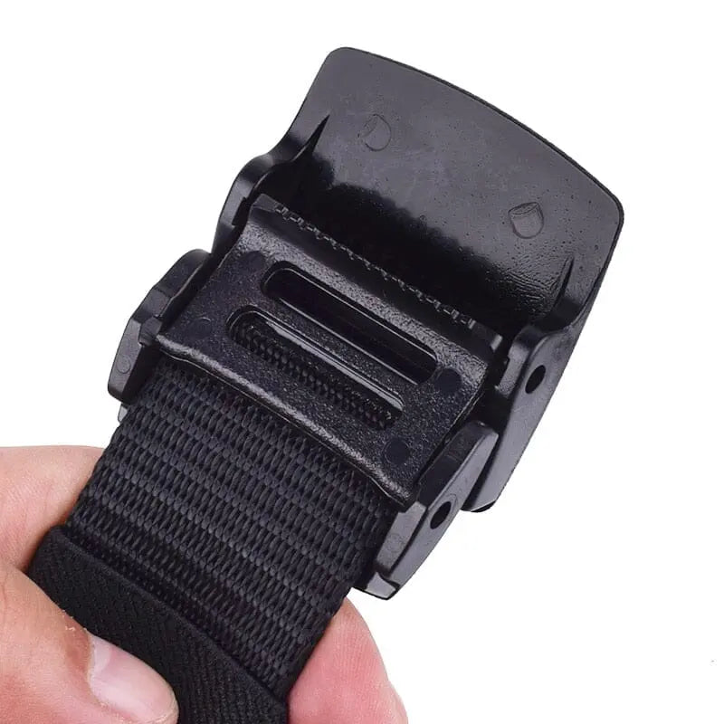 Ceinture de voyage noire posée sur une surface blanche