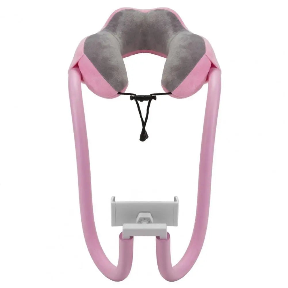 Coussin de voyage rose sur une table avec téléphone