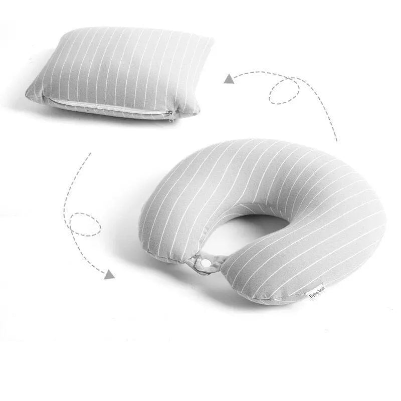 Coussin de voyage gris, déplié pour maintien de la tête