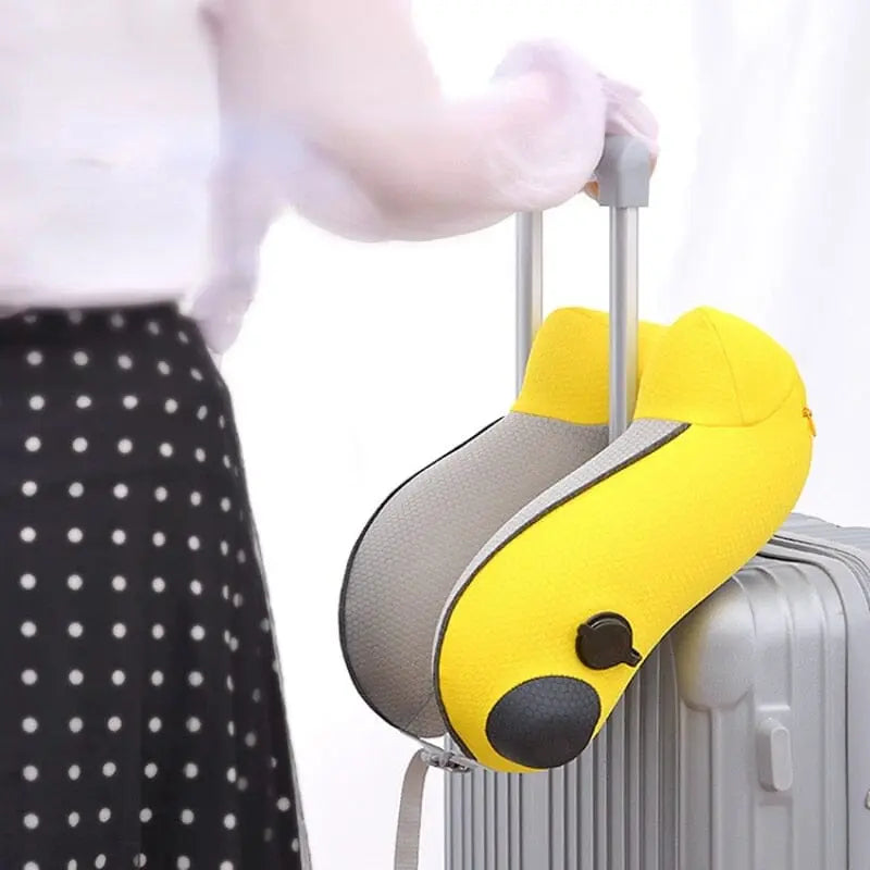 Coussin gonflé posé sur un siège d'avion