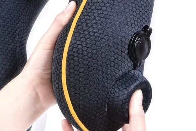 Coussin plié avec sa housse de transport grise
