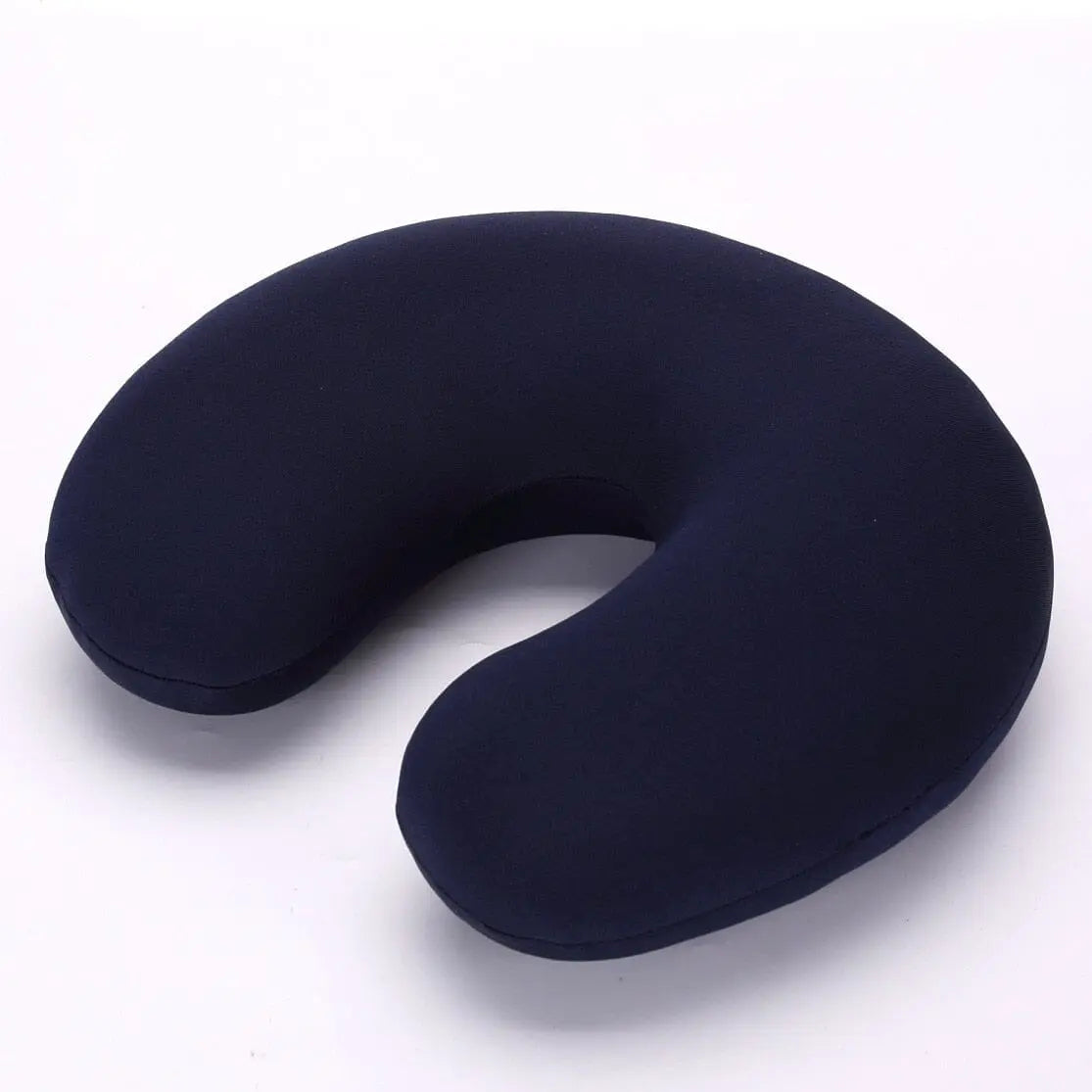 Coussin de voyage en forme de U bleu marine sur fond blanc