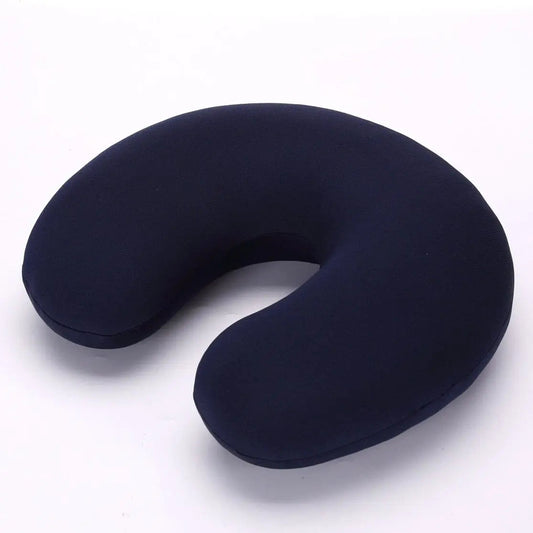 Coussin de voyage en forme de U bleu marine sur fond blanc