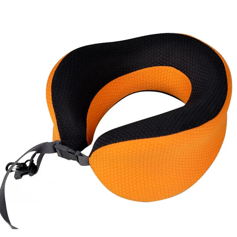Coussin de voyage orange, idéal pour trajets en avion