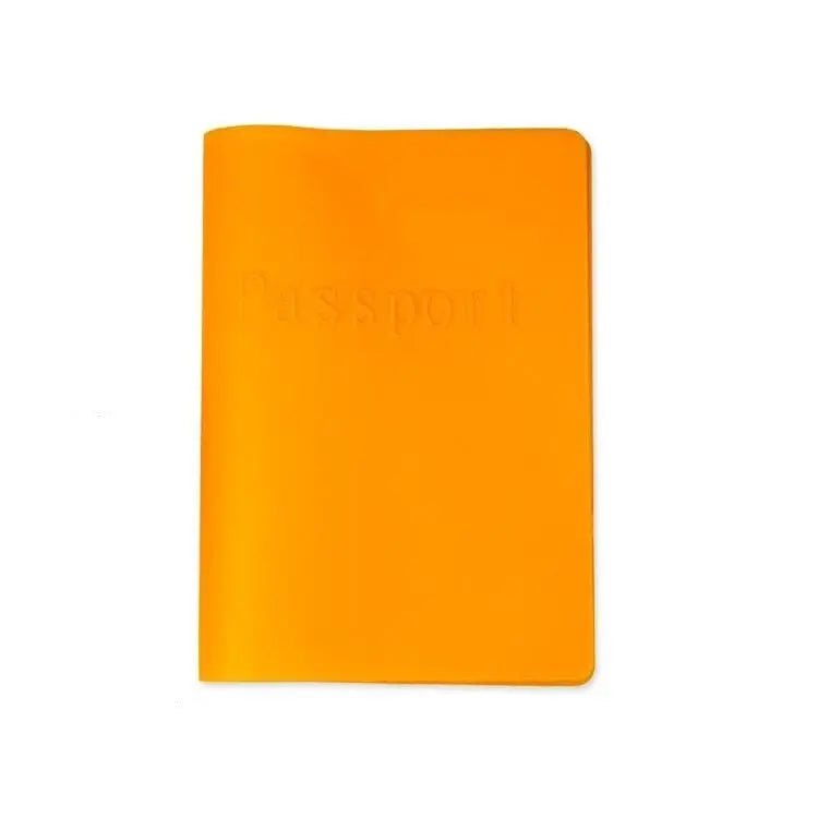 Couverture silicone, passeport partiellement visible, angle incliné