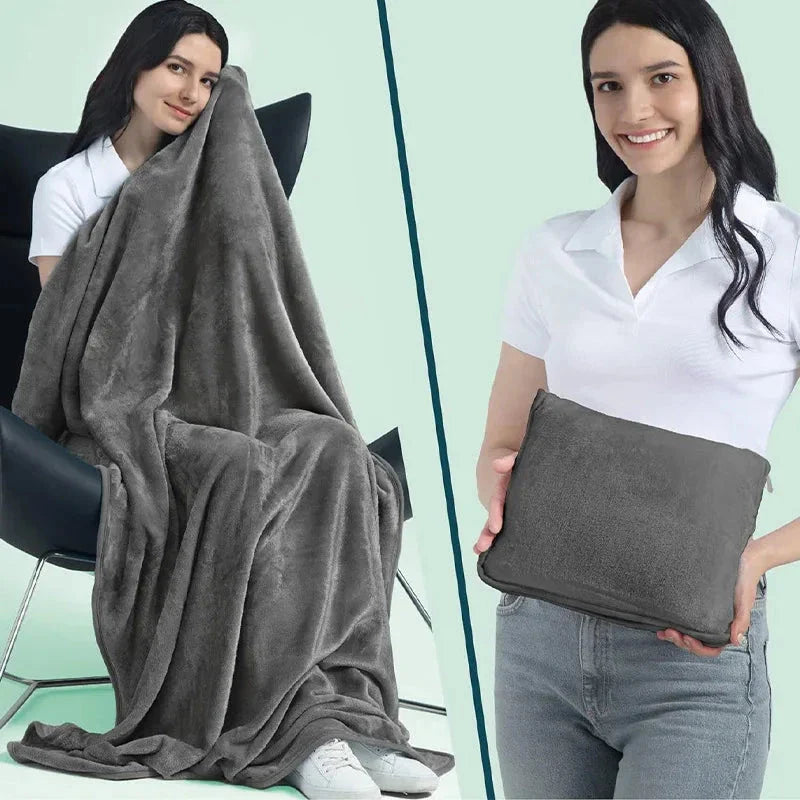 Couverture de voyage pliée en pochette compacte sur fond blanc
