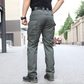Homme portant le pantalon tactique en extérieur