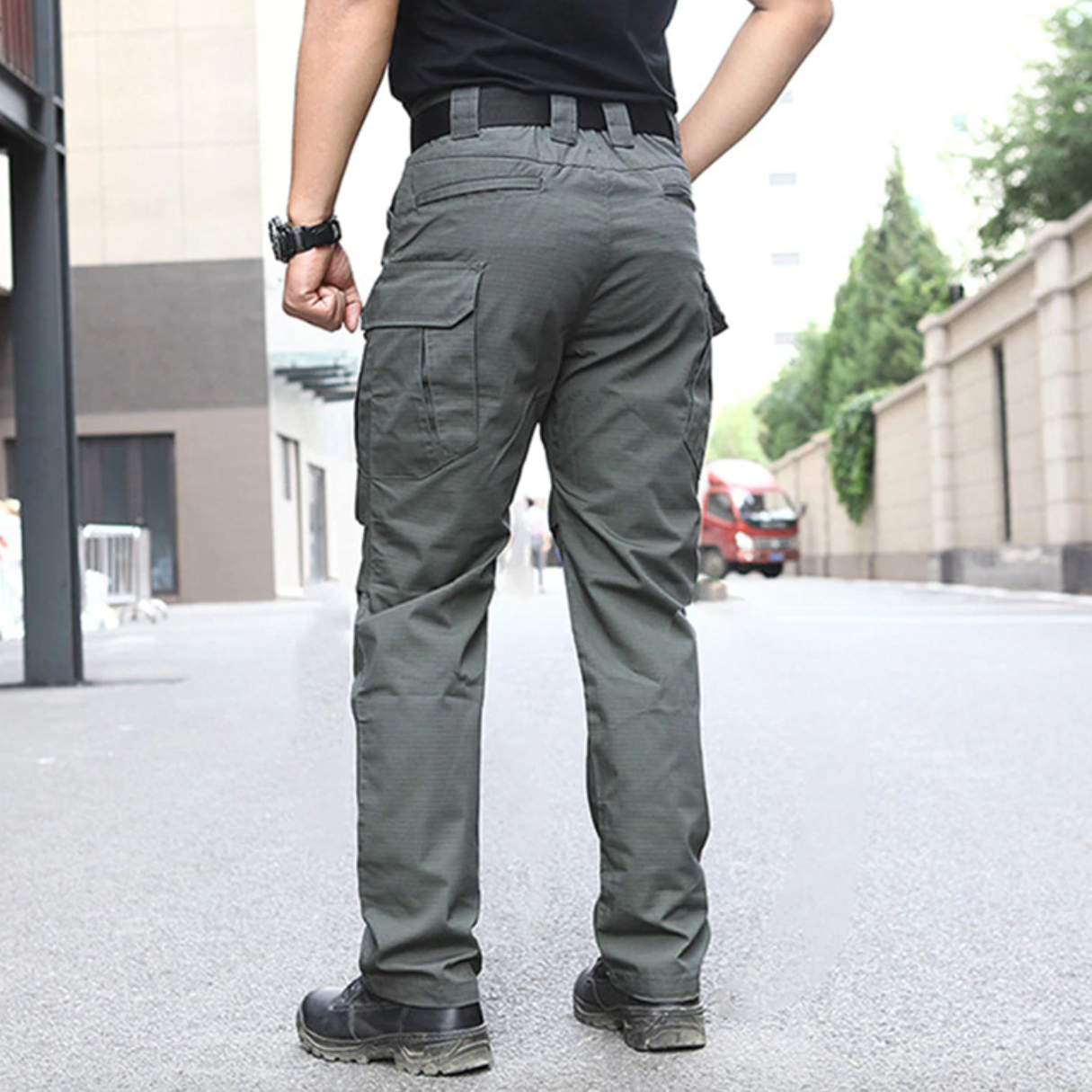Homme portant le pantalon tactique en extérieur