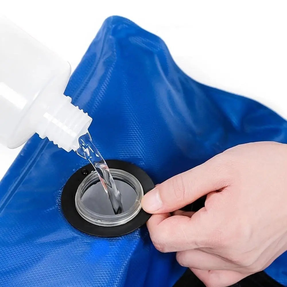 Douche solaire accrochée à une branche, prêt à l'emploi