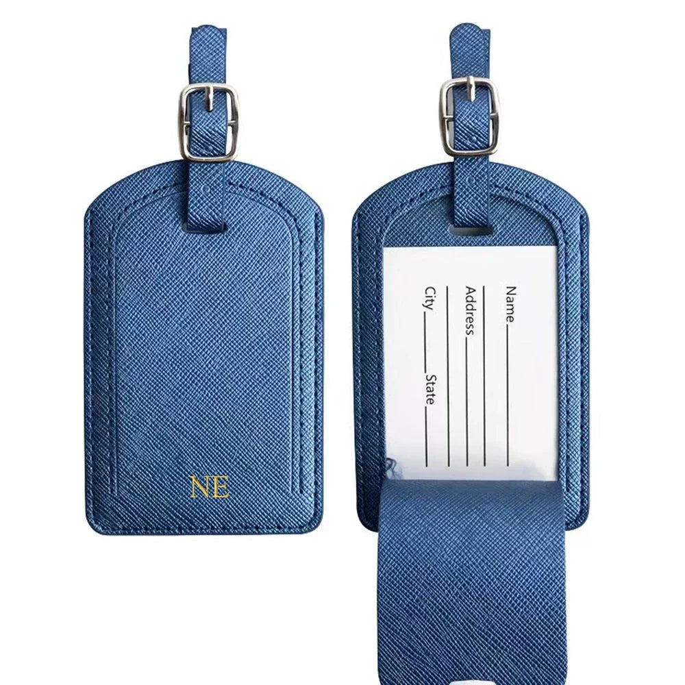 Étiquette bagage bleue avec lettres dorées et finition élégante