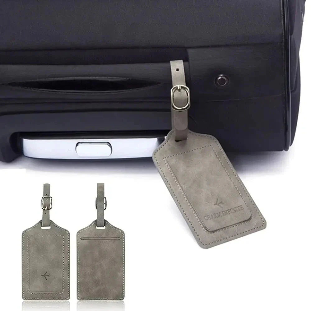 Étiquette bagage avec motif avion chic sur fond blanc