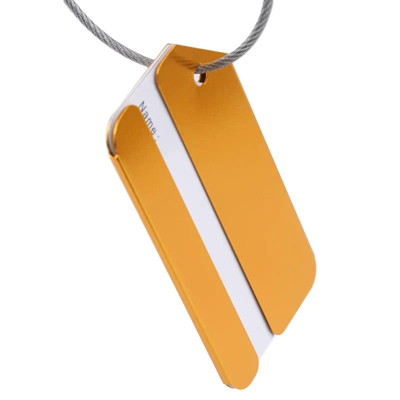 Étiquette de bagage jaune en aluminium, vue d'ensemble
