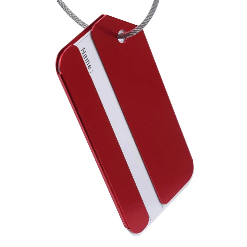 Étiquette de bagage rouge en aluminium, vue en perspective