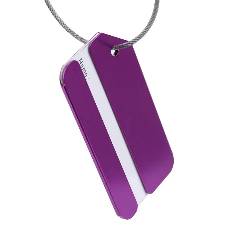 Étiquette de bagage violette en aluminium, vue détaillée