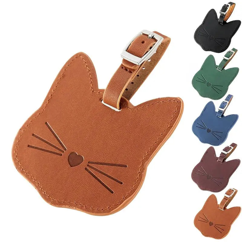 Étiquette chat mignon attachée à une valise, gros plan