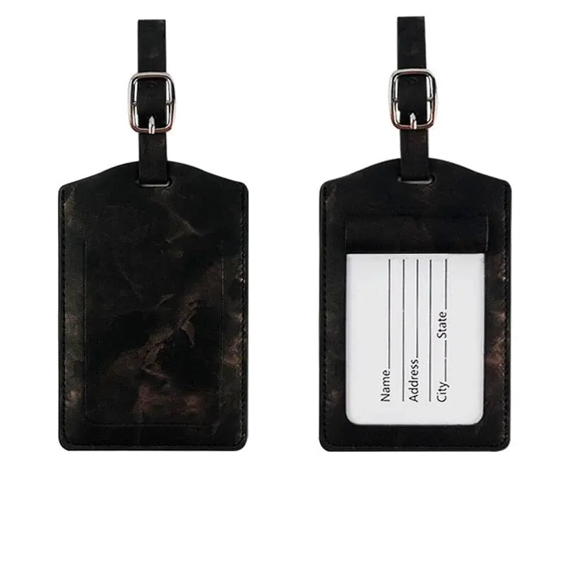 Étiquette marbre noir, contraste avec la valise