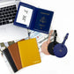 Ensemble bleu marine avec étiquette et étui passeport assortis