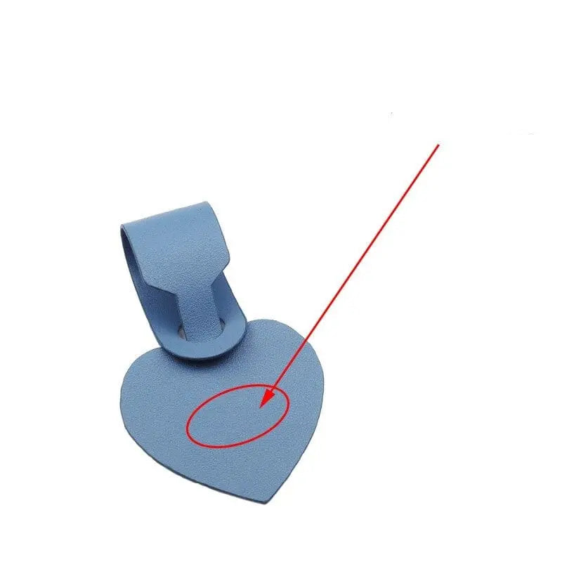 Étiquette cœur bleue, attachée à un sac de voyage