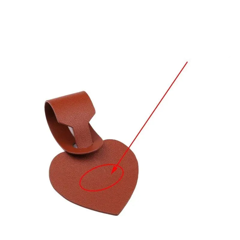 Étiquette marron en forme de cœur, accrochée à un sac