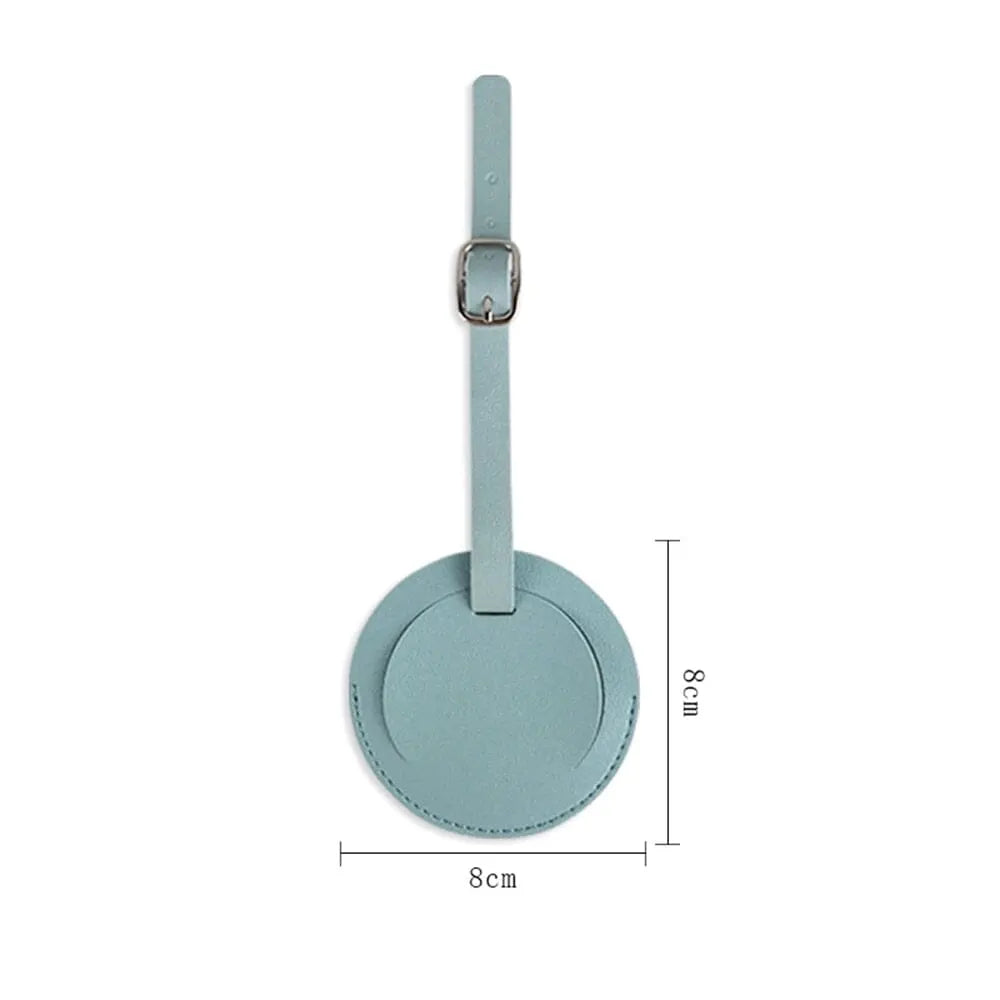 Étiquette ronde bleu ciel, initiales dorées visibles