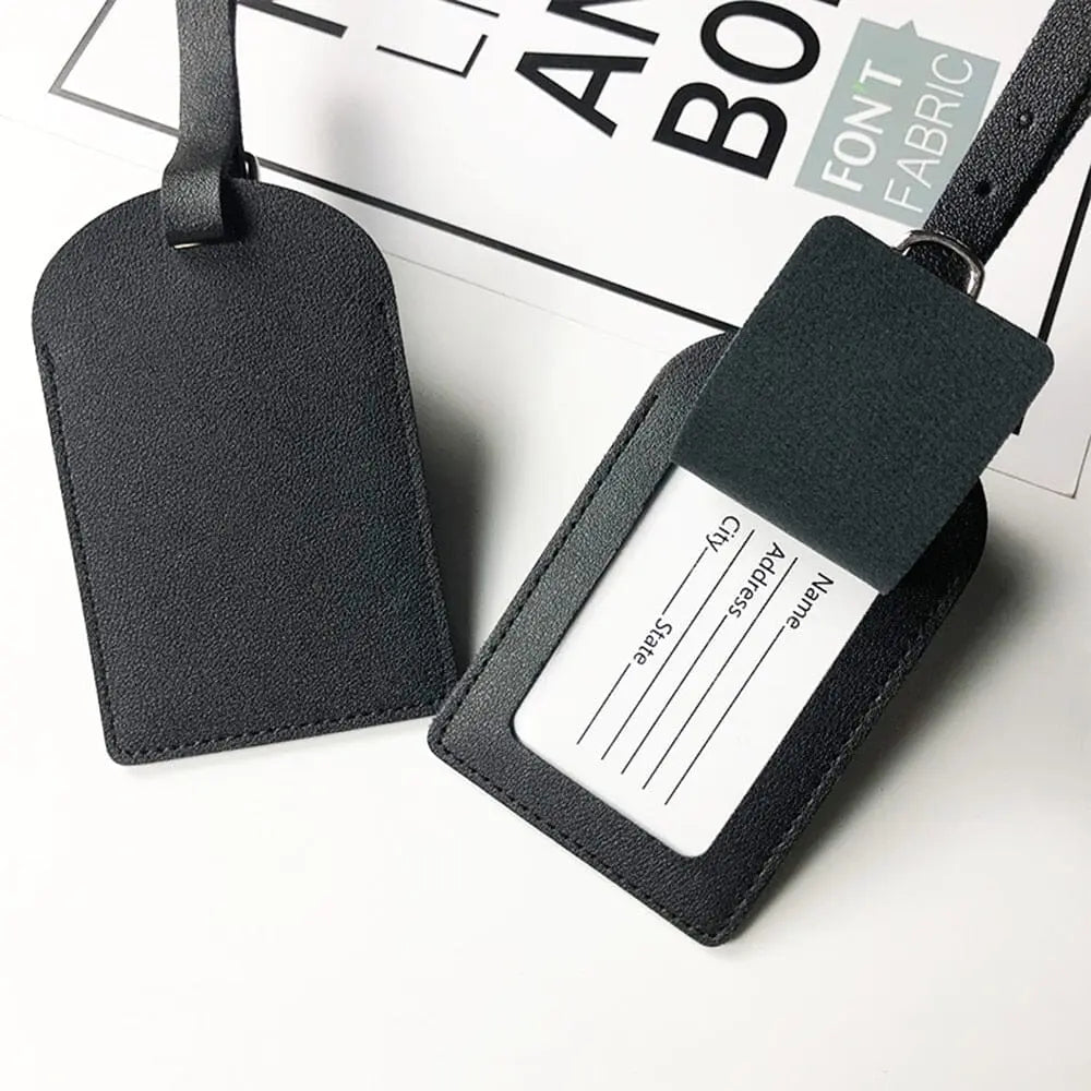 Étiquette bagage personnalisée avec lettres dorées sur fond beige