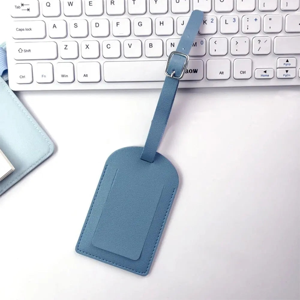 Étiquette bleue personnalisée avec lettres dorées sur fond clair