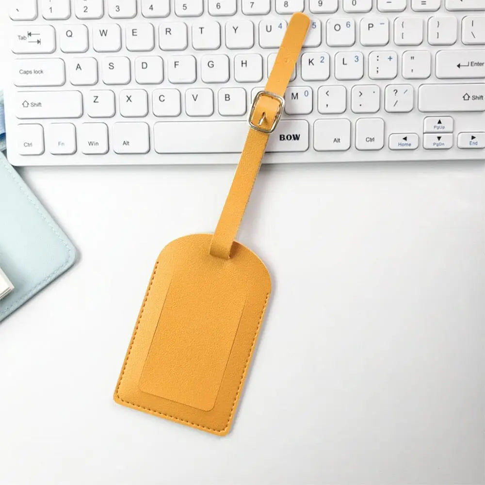 Étiquette jaune pour valise avec gravure dorée distinctive