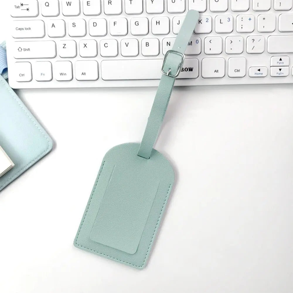Étiquette vert menthe avec initiales dorées sur fond pastel