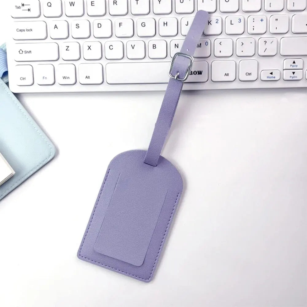 Étiquette violette avec initiales dorées sur fond luxueux